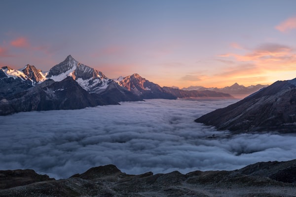 骑行爱好者在山间小路骑行的户外运动场景