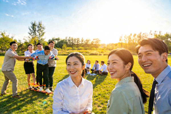 企业员工在户外进行团队建设活动的欢乐场景